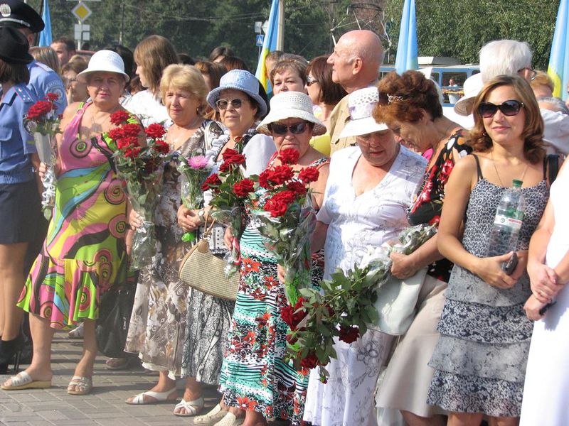 У День Державного Прапору – квіти до погруддя Кобзаря