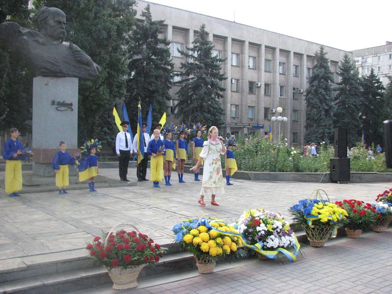 У День Державного Прапору – квіти до погруддя Кобзаря