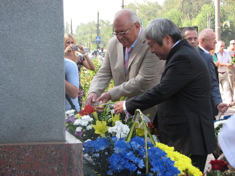 У День Державного Прапору – квіти до погруддя Кобзаря