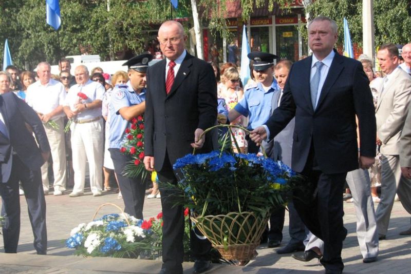 У День Державного Прапору – квіти до погруддя Кобзаря