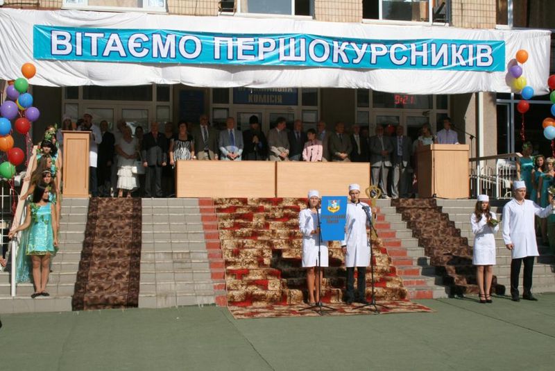 Першокурсникам вручають студентські квитки