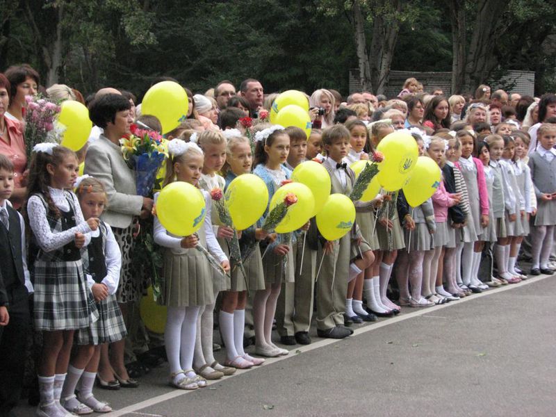 Перший дзвоник скликає учнів за парти