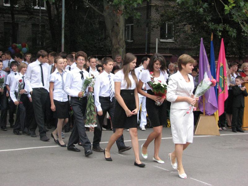 Перший дзвоник скликає учнів за парти