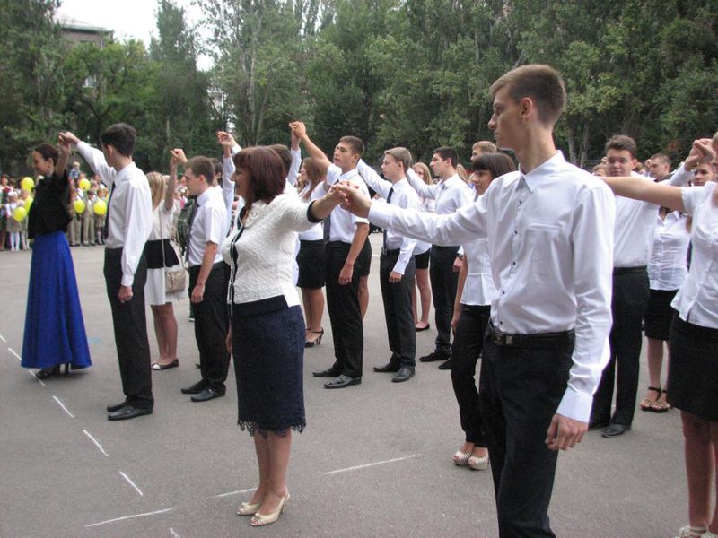 Перший дзвоник скликає учнів за парти