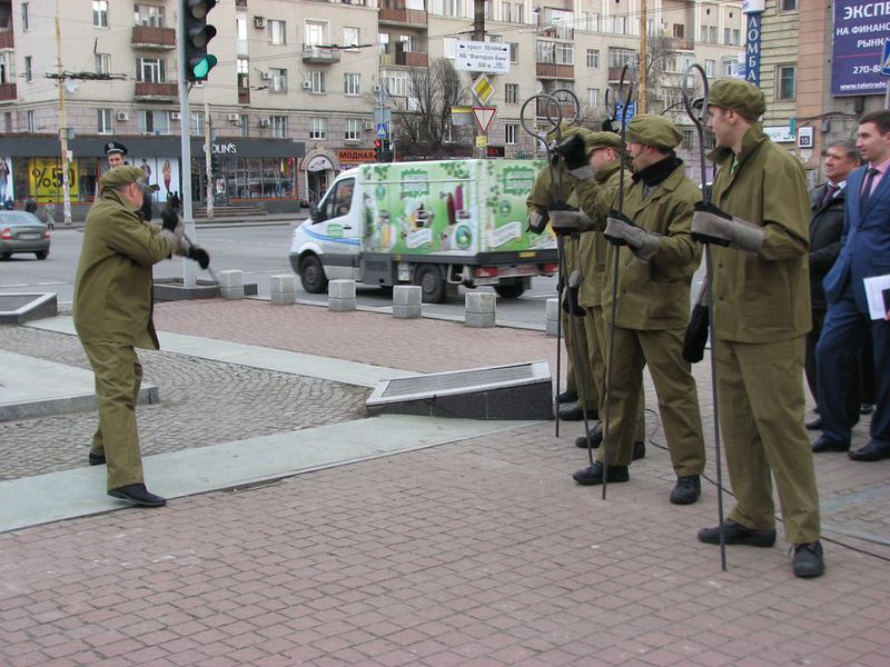 В обласному центрі з’явився пам’ятник сталевару з кінострічки «Весна на Зарічній вулиці»