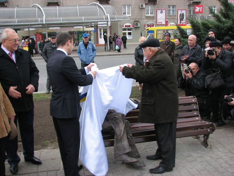 В обласному центрі з’явився пам’ятник сталевару з кінострічки «Весна на Зарічній вулиці»