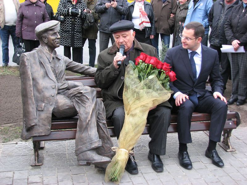 В обласному центрі з’явився пам’ятник сталевару з кінострічки «Весна на Зарічній вулиці»