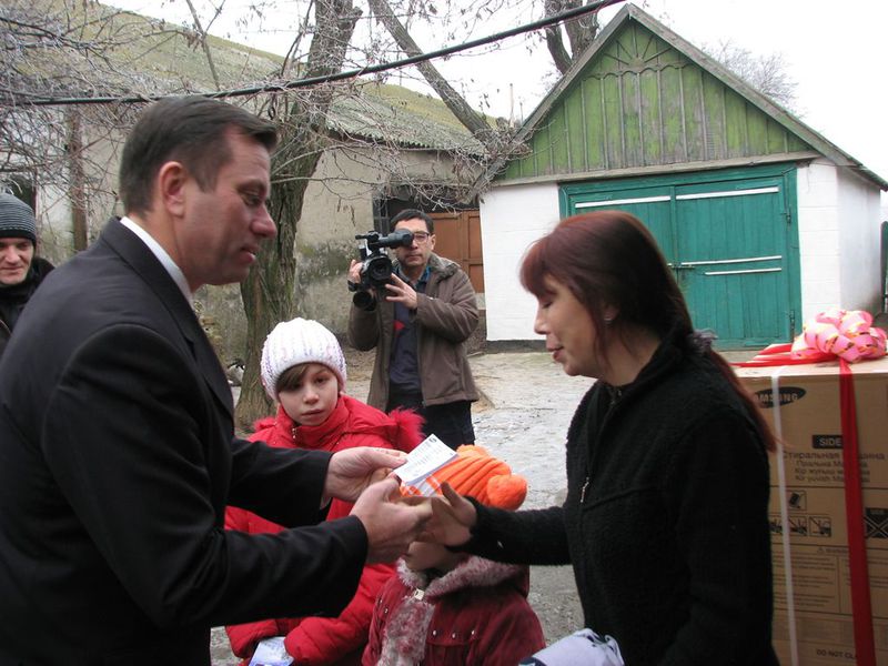 Багатодітна родина отримала святковий подарунок – будинок та пральну машину