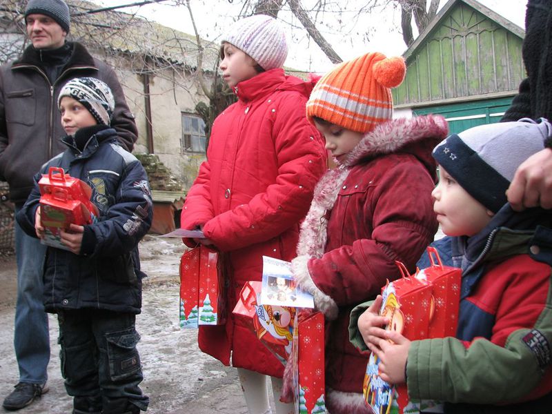 Багатодітна родина отримала святковий подарунок – будинок та пральну машину