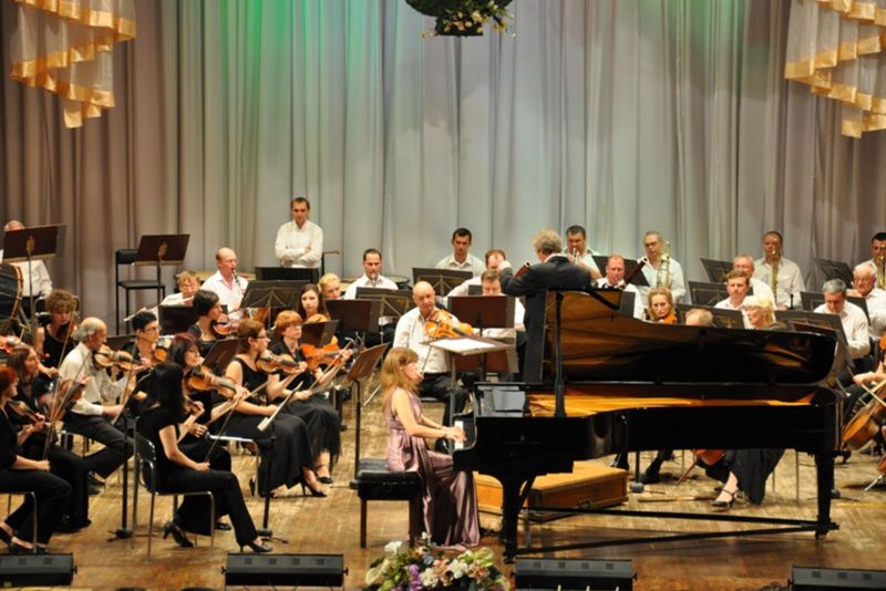 Обласними театрами та філармонією проведено понад 60 виїзних концертів