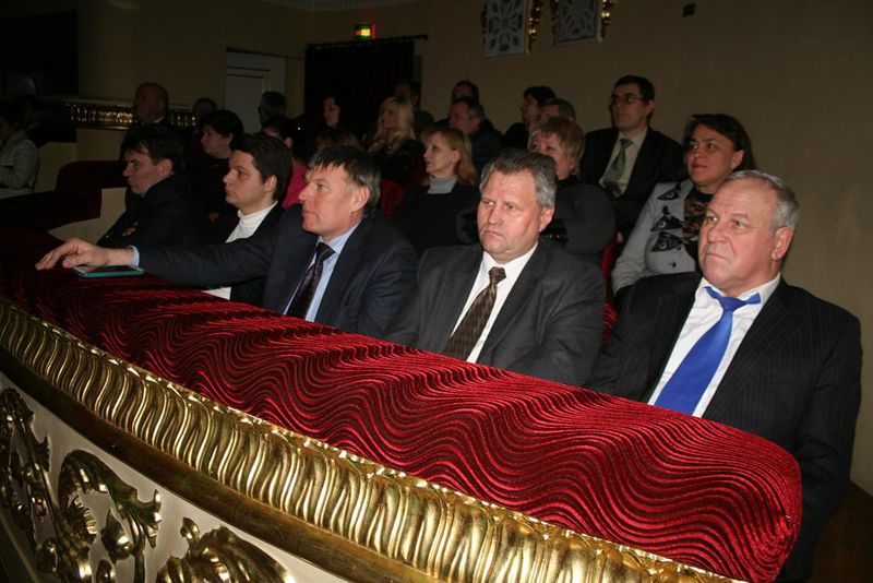 В обласному музично-драматичному театрі ім. В. Магара пройшли урочисті збори, приурочені до Дня Соборності та Свободи України. На захід були запрошені фахівці різних сфер, які відзначилися на своїй службі. Деяким з них від  обласної влади нагороди вручив голова облдержадміністрації Олександр Пеклушенко. Виступаючи перед громадою, керівник регіону в черговий раз наголосив, що Україна як держава відбулася всерйоз і надовго, і ніяка політична криза не в змозі звернути державу зі шляху розвитку і прагнення до благополуччя.

-  Святкування Дня Соборності - це не тільки потреба суспільства віддати шану творцям Акта Злуки, а й моральний обов'язок майбутніх поколінь берегти світлу пам'ять численних жертв українського народу, які віддали життя заради незалежності та державності. Сьогодні наша мета - не  показове прагнення до об'єднання і соборності народу, наша мета - зробити так, аби країна була цілісною в умах та серцях людей. Щоб кожен розумів - Україна єдина і непохитна. Так є, так буде й інакше бути не може. Ця дата має стати не  формальним приводом для чергового заклику до єдності, а всенародним святом патріотизму та порозуміння. Саме до цього закликає Президент України Віктор Федорович Янукович. Головна мета єднання українського народу, яку послідовно втілює  Президент України – це бажання жити в добробуті і мирі, мати можливість забезпечити майбутнє наших дітей,  гідну старість літнім людям. Упевнений, що ті випробування, які наразі стоять перед країною, будуть подолані. І ніщо не зупинить стабільний розвиток нашої держави, її рух уперед. Вважаю, що ця системна, щоденна робота тисяч і тисяч людей, які пліч-о-пліч стоять біля верстатів і конвеєрів, працюють у лікарнях і школах, вирощують урожай на ланах сходу й заходу краще за будь-які політичні гасла доводить, що Україна - єдина держава, яка прагне бути кращою, - наголосив Олександр Пеклушенко.


Управління у справах преси та інформації 
