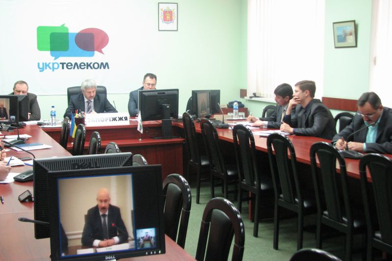 На першому плані -  пропуск льодоходу та підготовка до повені