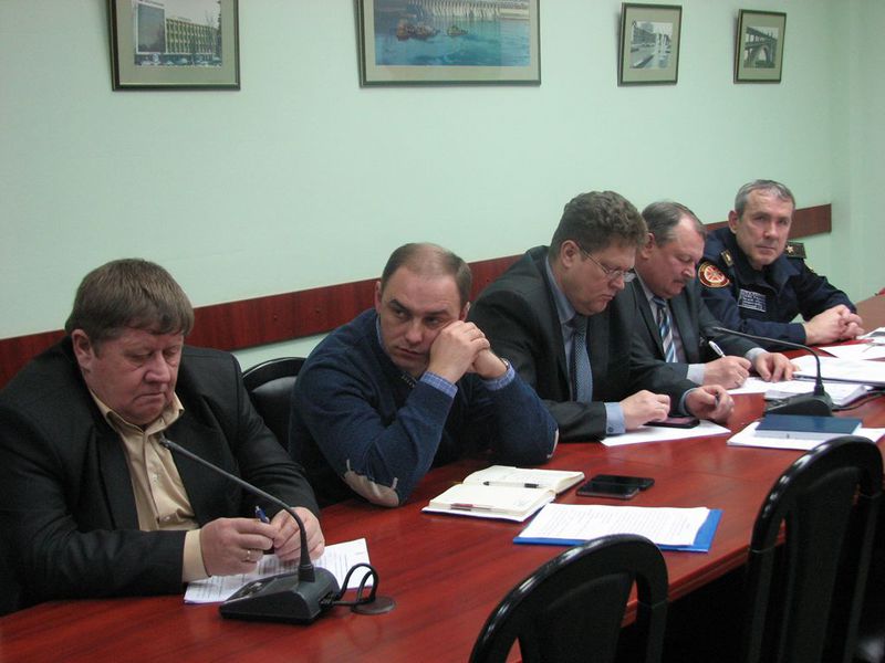На першому плані -  пропуск льодоходу та підготовка до повені