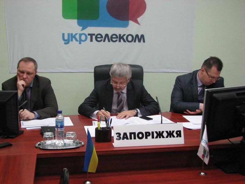 На першому плані -  пропуск льодоходу та підготовка до повені
