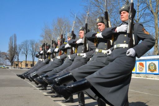 Фахівці - про переваги військової служби за контрактом