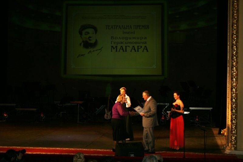 У день 85-річчя театру ім. Магара Валерій Баранов нагородив найталановитіших артистів та працівників сцени