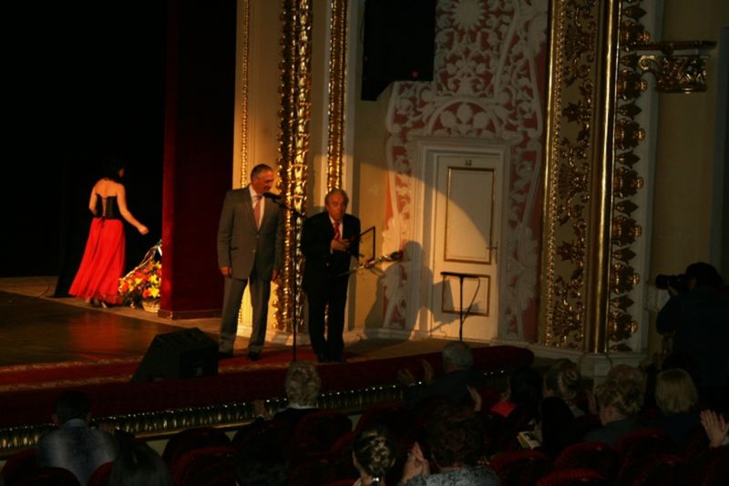 У день 85-річчя театру ім. Магара Валерій Баранов нагородив найталановитіших артистів та працівників сцени