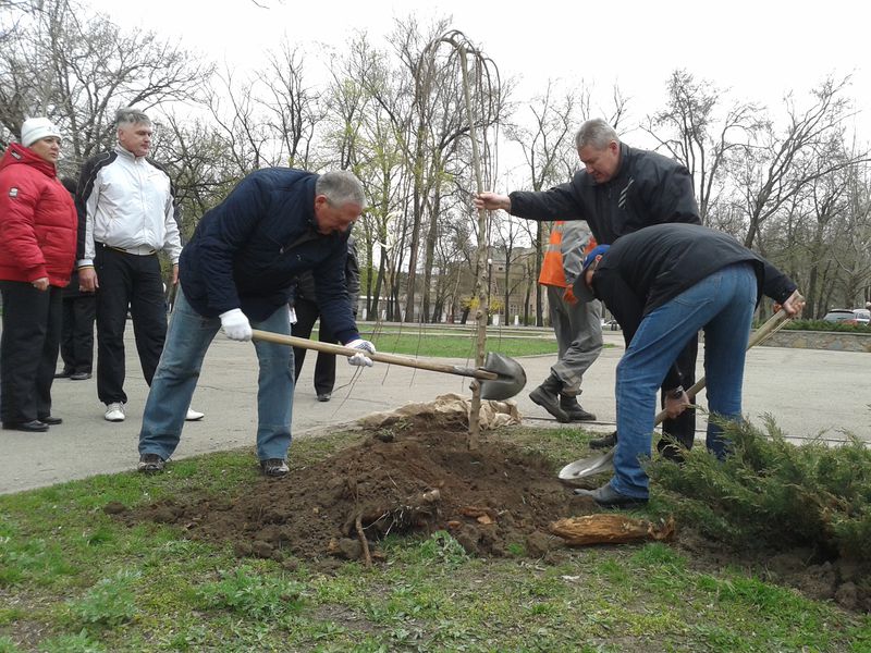 Голова облдержадміністрації долучився до благоустрою Алеї Трудової Слави, парку Металургів та парку імені Кірова