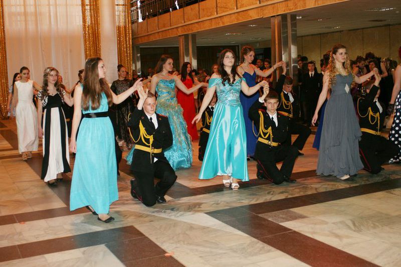 Учні та педагоги Запорізького класичного ліцею зустрілися на танцювальному паркеті