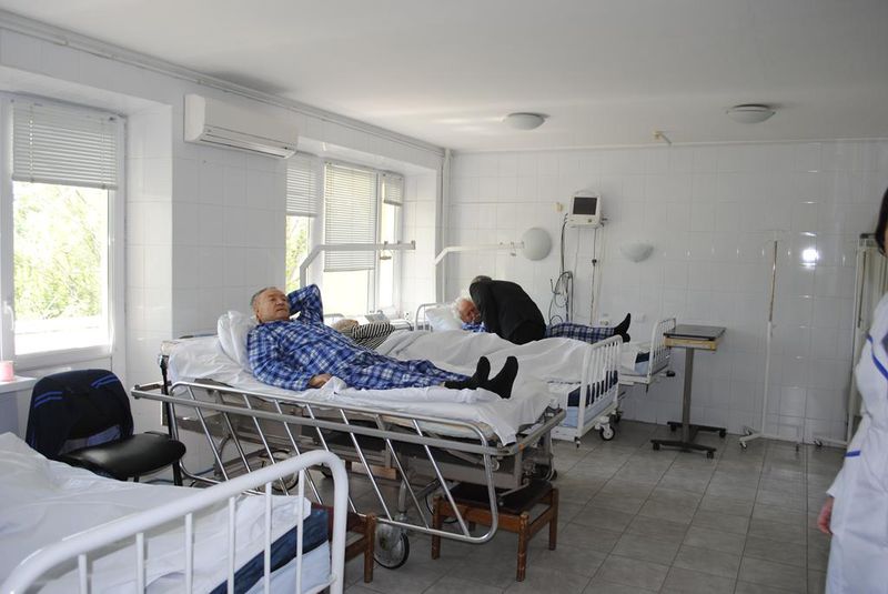 Валерій Баранов перевірив умови перебування запорізьких ветеранів у госпіталі на Великому Лузі