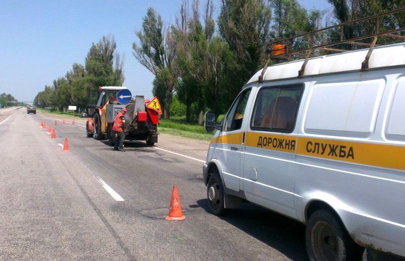 На автошляхах регіону триває ямковий ремонт