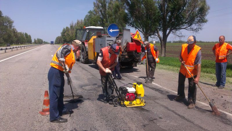 На автошляхах регіону триває ямковий ремонт