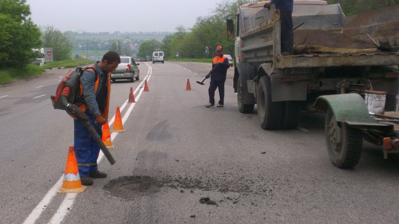 На автошляхах регіону триває ямковий ремонт