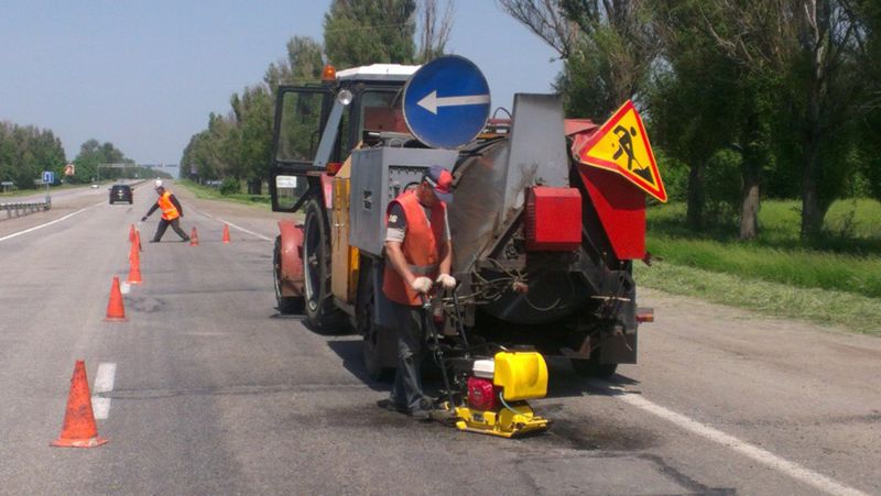 На автошляхах регіону триває ямковий ремонт