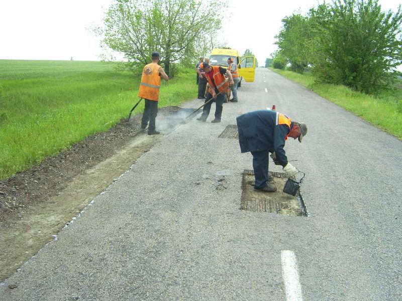 На автошляхах регіону триває ямковий ремонт