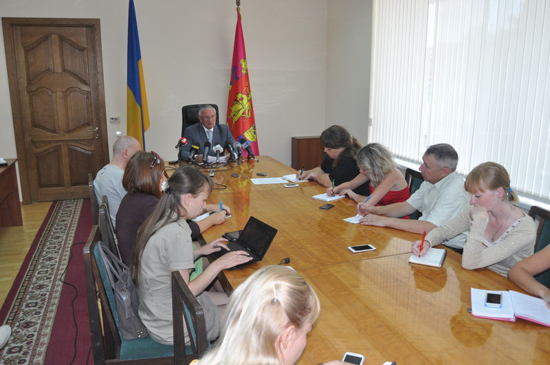 Голова облдержадміністрації запропонував депутатам облради об’єднати зусилля, незалежно від партійної приналежності