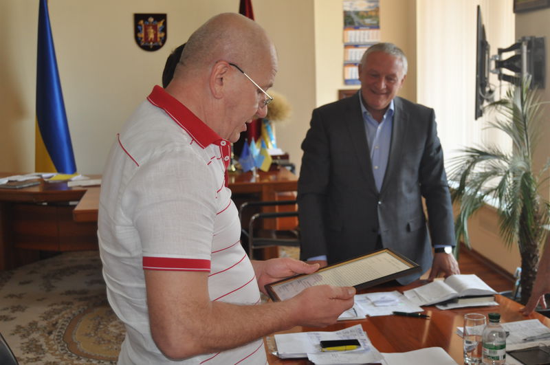 Голова облдержадміністрації нагороджений відомчою відзнакою «Вогнепальна зброя» наказом керівника СБУ