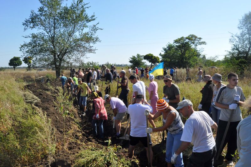 Сотні запоріжців вийшли копати шанці для зміцнення оборони свого краю