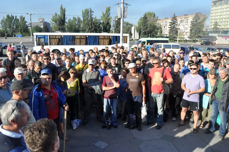 Сотні запоріжців вийшли копати шанці для зміцнення оборони свого краю