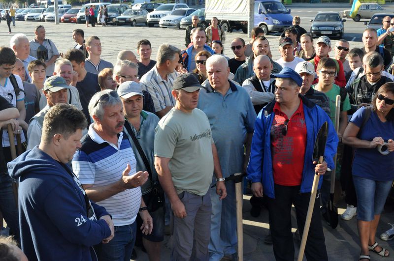 Сотні запоріжців вийшли копати шанці для зміцнення оборони свого краю