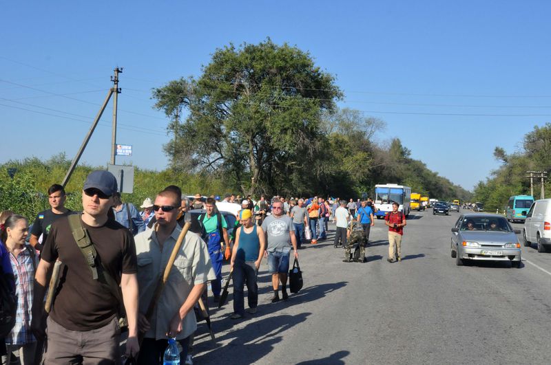 Сотні запоріжців вийшли копати шанці для зміцнення оборони свого краю