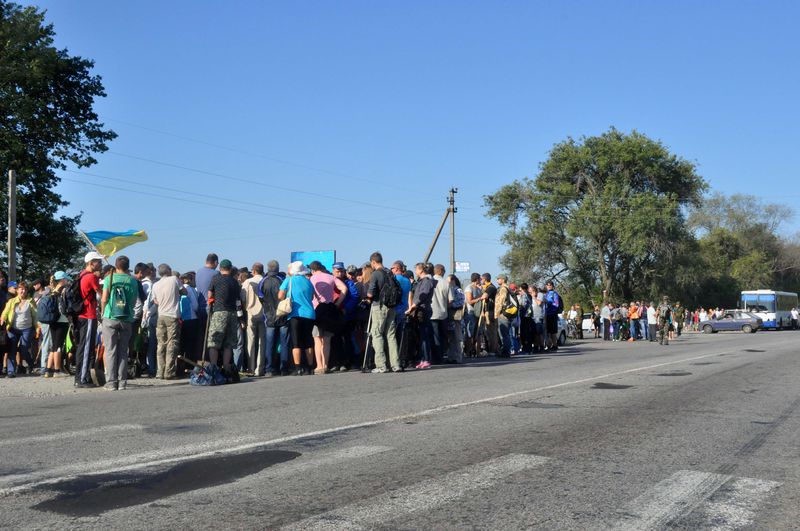Сотні запоріжців вийшли копати шанці для зміцнення оборони свого краю
