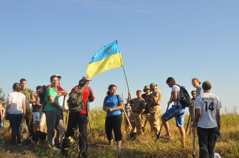 Сотні запоріжців вийшли копати шанці для зміцнення оборони свого краю