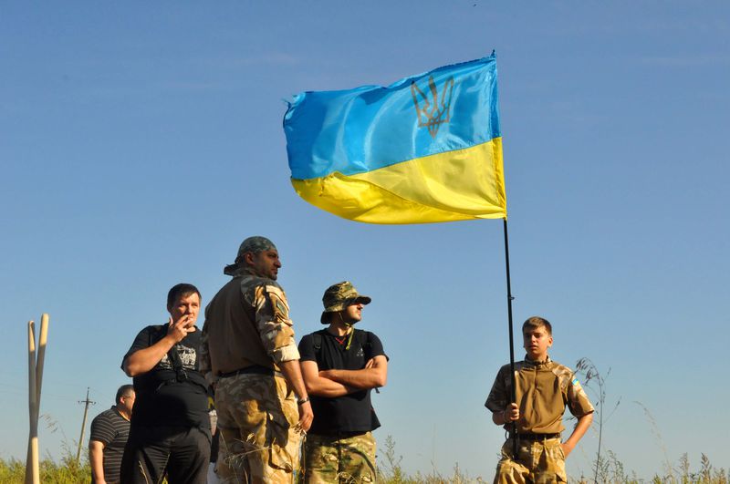 Сотні запоріжців вийшли копати шанці для зміцнення оборони свого краю