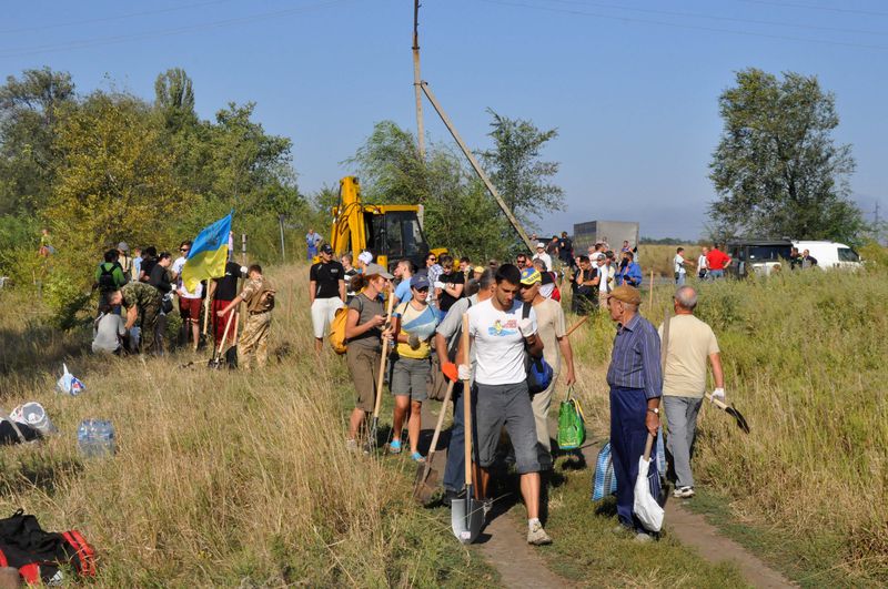 Сотні запоріжців вийшли копати шанці для зміцнення оборони свого краю