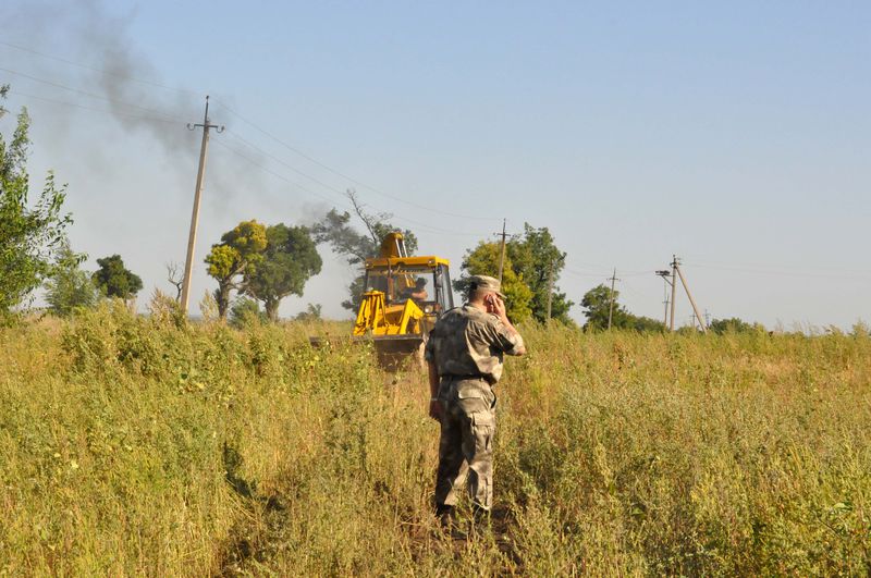 Сотні запоріжців вийшли копати шанці для зміцнення оборони свого краю