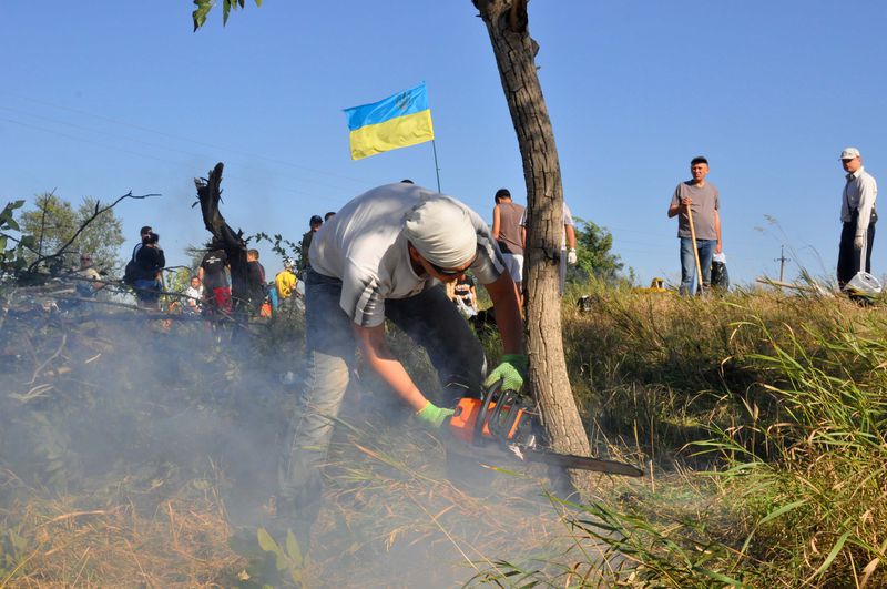 Сотні запоріжців вийшли копати шанці для зміцнення оборони свого краю