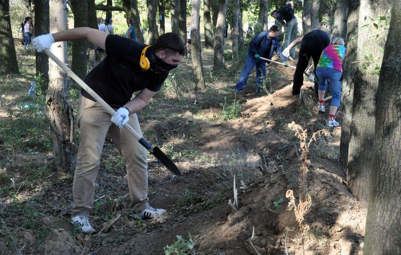 Сотні запоріжців вийшли копати шанці для зміцнення оборони свого краю