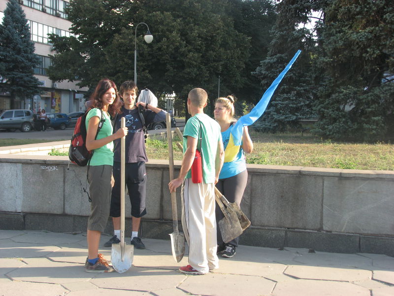 Запоріжці допомагають військовим у будівництві захисних споруд
