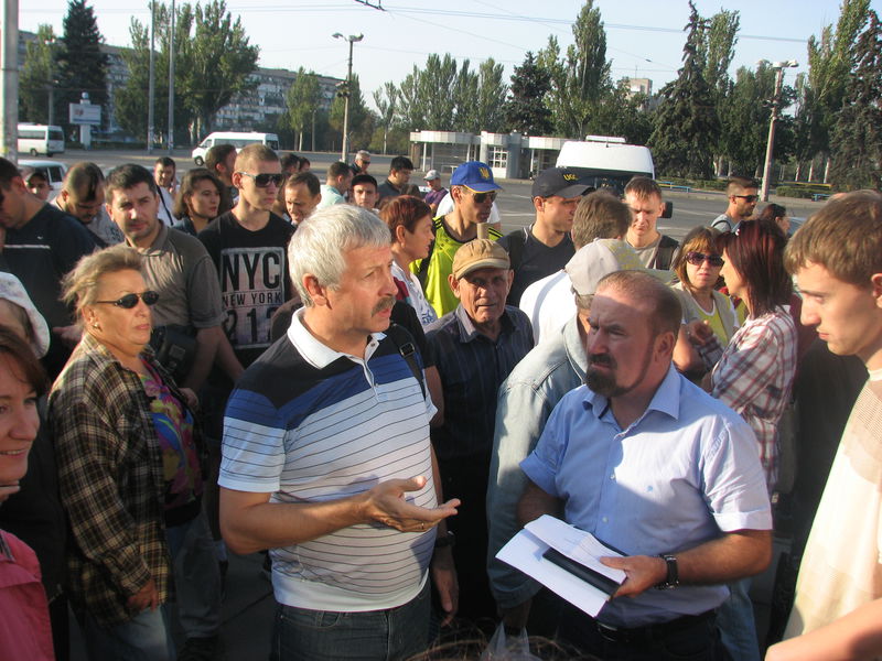 Запоріжці допомагають військовим у будівництві захисних споруд