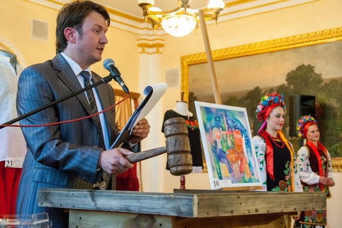 Учасники мистецької акції «Єдина країна – разом до перемоги!» зібрали для воїнів майже 20 тис. грн.