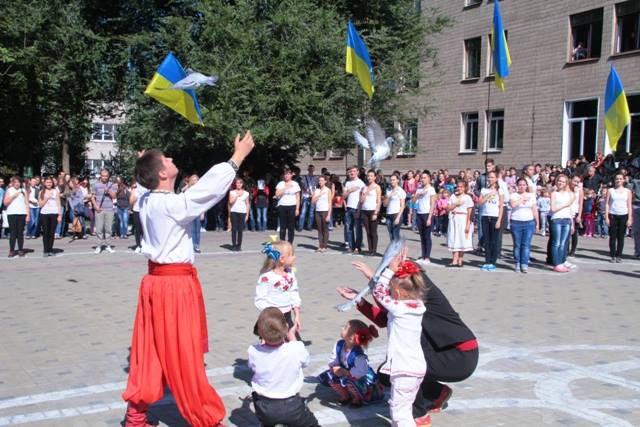 Студенти Запорізького національного університету відзначили Міжнародний День миру  патріотичним  флешмобом