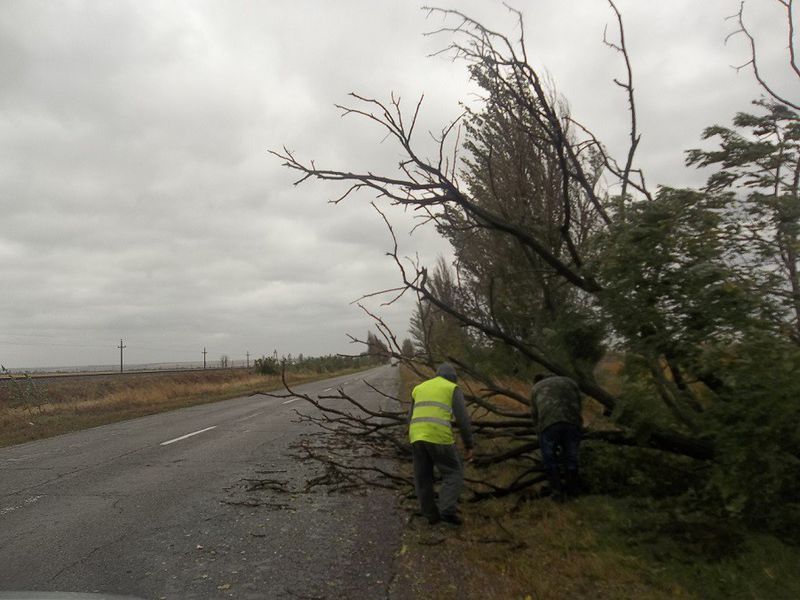 Запорізькі дорожники усувають наслідки негоди