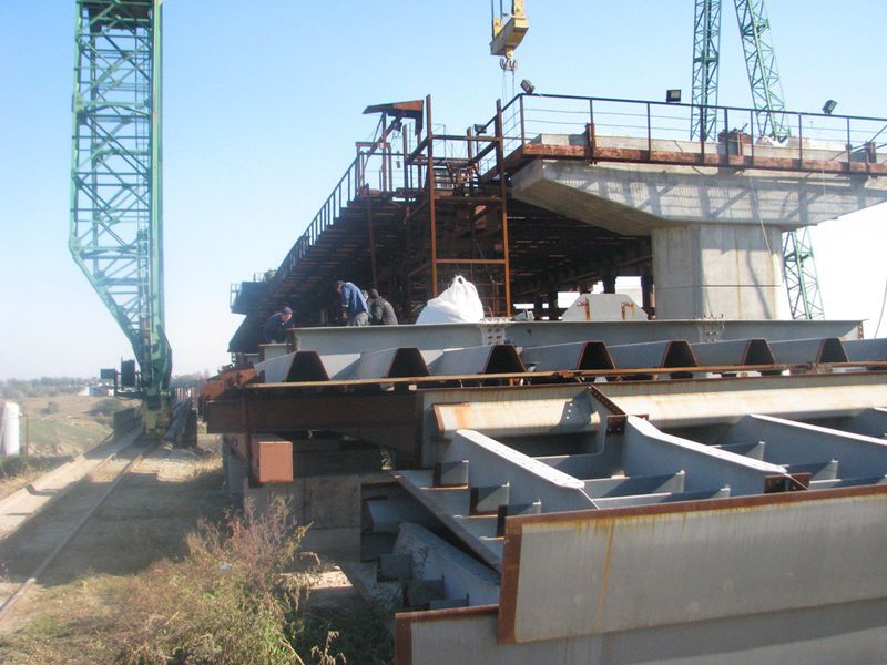 Будівництво  мостів через Дніпро поновлено