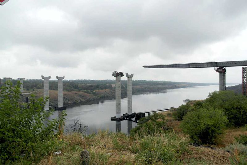 Будівництво  мостів через Дніпро поновлено