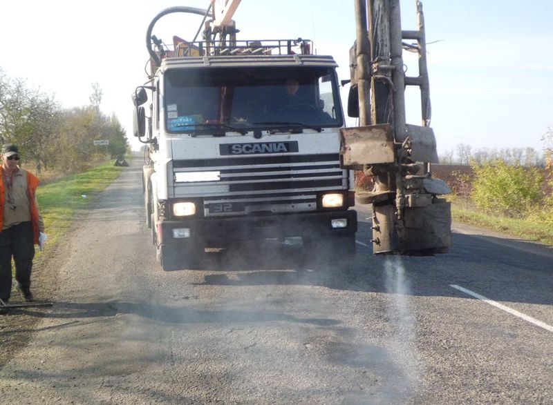 В очікуванні зими запорізькі дорожники облаштовують автошляхи регіону 